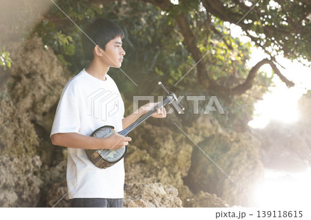三線を奏でる沖縄の少年 三線を奏でる沖縄の少年 139118615