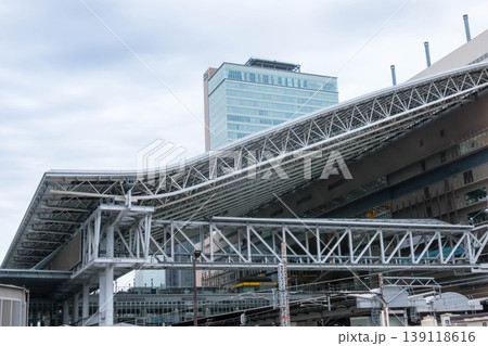 大都会の駅の巨大な鉄骨構造と近代的なビル群の景観 大都会の駅の巨大な鉄骨構造と近代的なビル群の景観 139118616
