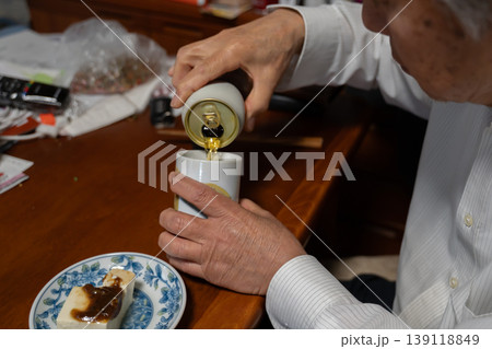 缶ビールを注ぐ高齢男性 139118849