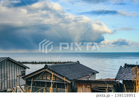 【日本海】雨雲と古い建物【糸魚川市】 【日本海】雨雲と古い建物【糸魚川市】 139118951