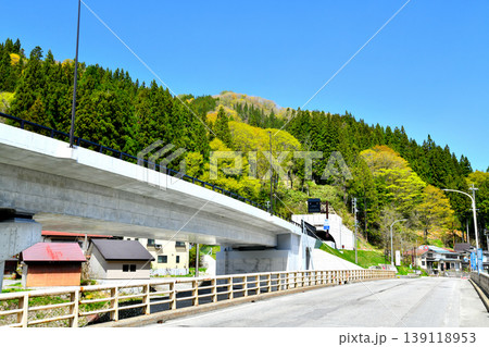 南小谷駅付近より雨中南トンネル方面を望む(長野県小谷村)【2026.4】 139118953