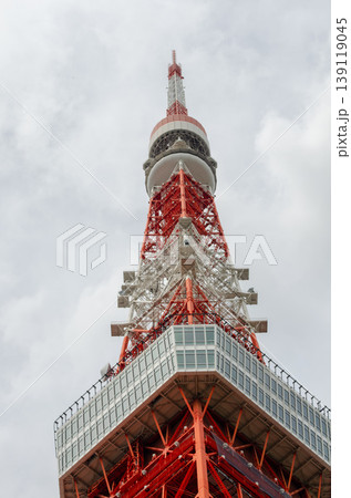 曇り空を背景にした東京タワーの上部、ローアングルの縦画像 曇り空を背景にした東京タワーの上部、ローアングルの縦画像 139119045