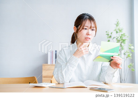 家計簿をつける女性 家計簿をつける女性 139119122