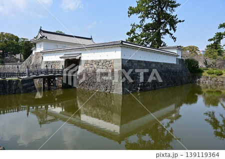 小田原城の銅門（あかがねもん）と水堀 139119364