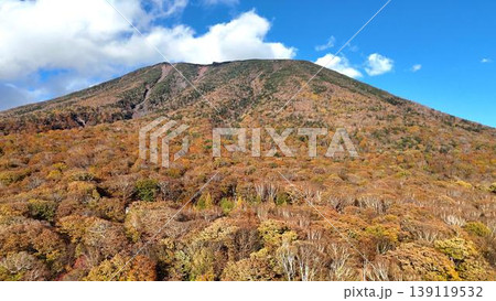 画面いっぱいに広がる男体山の紅葉│秋のドローン空撮 画面いっぱいに広がる男体山の紅葉│秋のドローン空撮 139119532