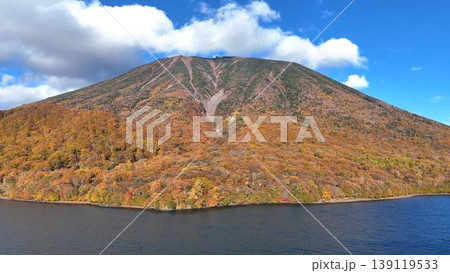 雲の影が落ちる紅葉の男体山│中禅寺湖の秋風景 雲の影が落ちる紅葉の男体山│中禅寺湖の秋風景 139119533