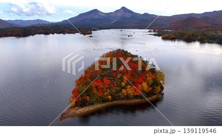 秋元湖に浮かぶ紅葉の小島と磐梯山│秋の空撮風景 秋元湖に浮かぶ紅葉の小島と磐梯山│秋の空撮風景 139119546