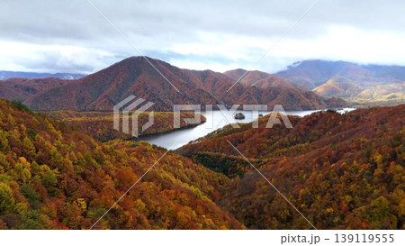秋元湖と紅葉の山々│裏磐梯の雄大な秋の空撮 139119555