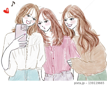 スマホを見ている3人のおしゃれな女性 スマホを見ている3人のおしゃれな女性 139119665