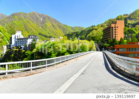宇奈月温泉 想影橋／黒部川より宇奈月温泉(駅)街方面を望む(富山県黒部市)【2026.4】 139119697