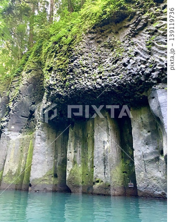 新緑とエメラルドブルーの水面に彩られた柱状節理の岩壁〈五ヶ瀬川渓谷(高千穂峡)/宮崎県高千穂町〉 新緑とエメラルドブルーの水面に彩られた柱状節理の岩壁〈五ヶ瀬川渓谷(高千穂峡)/宮崎県高千穂町〉 139119736
