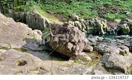 鬼八の力石(きはちのちからいし)〈高千穂峡(五ヶ瀬川渓谷)/宮城県高千穂町〉 鬼八の力石(きはちのちからいし)〈高千穂峡(五ヶ瀬川渓谷)/宮城県高千穂町〉 139119737