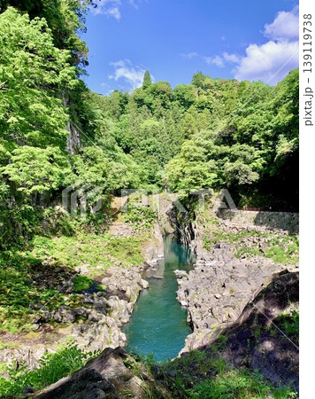 五月晴れの青空、新緑、柱状節理の岩壁、エメラルドグリーンの水面〈高千穂峡(五ヶ瀬川渓谷)/宮崎県〉 五月晴れの青空、新緑、柱状節理の岩壁、エメラルドグリーンの水面〈高千穂峡(五ヶ瀬川渓谷)/宮崎県〉 139119738