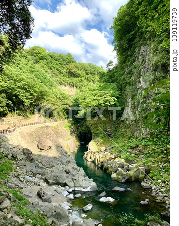 仙人の屏風岩・新緑に彩られた遊歩道・エメラルドグリーンの五ヶ瀬川〈高千穂峡谷/宮崎県高千穂町〉 仙人の屏風岩・新緑に彩られた遊歩道・エメラルドグリーンの五ヶ瀬川〈高千穂峡谷/宮崎県高千穂町〉 139119739