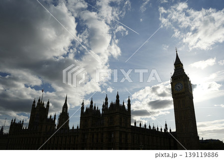Silhouette backlight at sunset of London Famous Westminster uk landmark Silhouette backlight at sunset of London Famous Westminster uk landmark 139119886