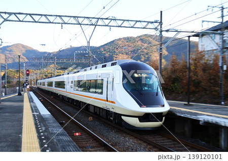 三重県伊勢市の五十鈴川駅に進入する名古屋行き特急アーバンライナー 139120101