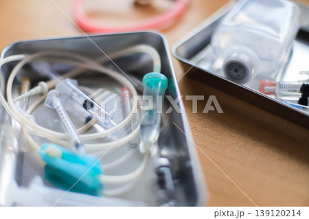 トレイに置かれた使用済みの注射器と点滴チューブ 　医療イメージ写真 139120214