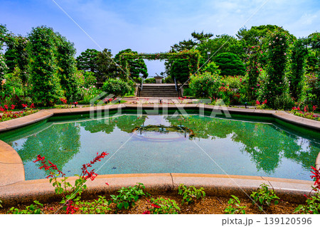 港の見える丘公園『香りの庭』 噴水池に映る空と新緑の水鏡と日時計の風景 港の見える丘公園『香りの庭』 噴水池に映る空と新緑の水鏡と日時計の風景 139120596