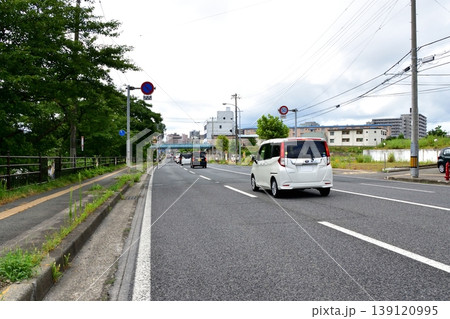 岩手県盛岡市県道220号の舘坂橋バス停から盛岡駅前までの道路風景(2023年) 139120995