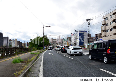 岩手県盛岡市県道220号の舘坂橋バス停から盛岡駅前までの道路風景(2023年) 139120996
