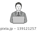 笑顔でパソコンを使うスーツ姿の中堅男性のイラスト 139121257