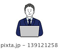笑顔でパソコンを使うスーツ姿の中堅男性のイラスト 139121258