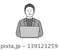 笑顔でパソコンを使ジャケット姿の中堅男性のイラスト 139121259
