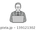 笑顔でパソコンを使うスーツ姿のシニア男性のイラスト 139121302