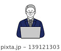 笑顔でパソコンを使うスーツ姿のシニア男性のイラスト 139121303