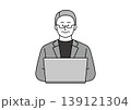 笑顔でパソコンを使うジャケット姿のシニア男性のイラスト 139121304