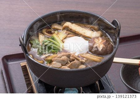 味噌煮込みうどん　鍋料理　煮込み料理　アツアツ味噌煮込み鍋　イメージ素材 139121373