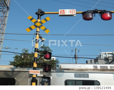 駅前の電車通過中の踏切 駅前の電車通過中の踏切 139121494