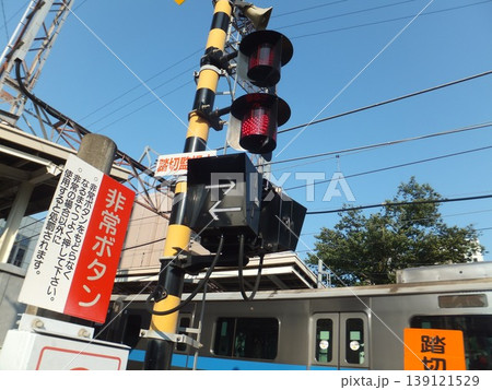 小田急線の電車通過中の踏切 139121529