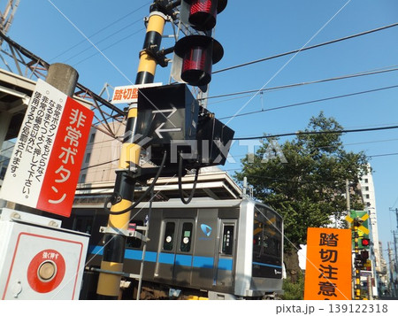 小田急線の電車通過中の踏切 小田急線の電車通過中の踏切 139122318