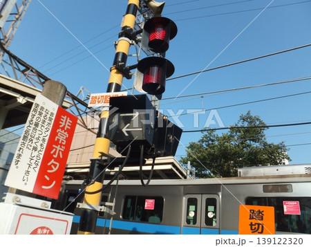 小田急線の電車通過中の踏切 139122320