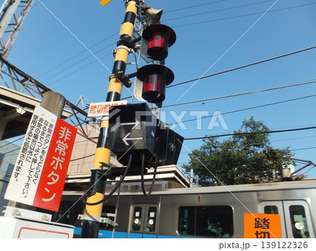 小田急線の電車通過中の踏切 小田急線の電車通過中の踏切 139122326