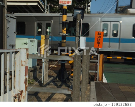 駅前の電車通過中の踏切 駅前の電車通過中の踏切 139122688