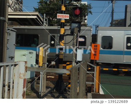 駅前の電車通過中の踏切 駅前の電車通過中の踏切 139122689