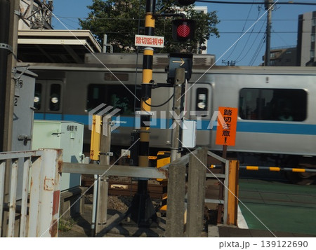 駅前の電車通過中の踏切 139122690