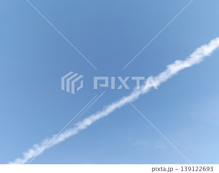 青空に浮かぶ白い飛行機雲 139122693