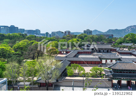 Seoul, South Korea - Apr. 18, 2026 : High angle view of Changgyeonggung Palace and Honghwamun Gate in Seoul, South Korea 139122902