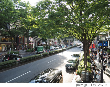表参道の通りと並木が広がる都市の風景 表参道の通りと並木が広がる都市の風景 139123706