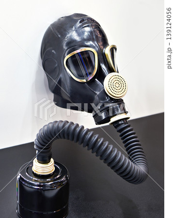 Gas mask with filter 139124056