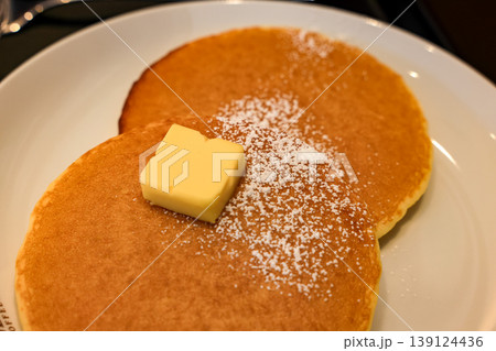 The golden-brown pancakes Place the corner, Sprinkle with icing sugar with butter on top. 139124436