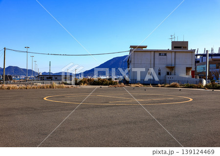 Helipad on ground For helicopter to take off and land In the harbor area. Helipad on ground For helicopter to take off and land In the harbor area. 139124469