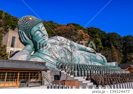The world's largest reclining bronze Buddha statue is at Nanzo-in Temple in Fukuoka Prefecture, Japan. In front of the Buddha image is a prayer cylinder etched with prayer. The world's largest reclining bronze Buddha statue is at Nanzo-in Temple in Fukuoka Prefecture, Japan. In front of the Buddha image is a prayer cylinder etched with prayer. 139124477