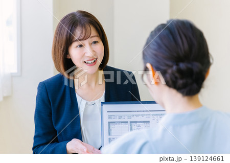 顧客に提案するファイナンシャルプランナー 139124661