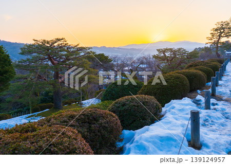 兼六園から望む雪景色と朝日 兼六園から望む雪景色と朝日 139124957
