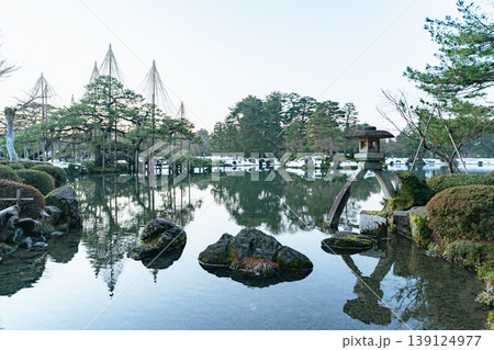 朝の兼六園 霞ヶ池と徽軫灯籠と雪吊り 139124977