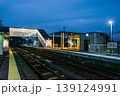 灯りがともる日没後の東浜駅ホーム - 鳥取県東部 139124991